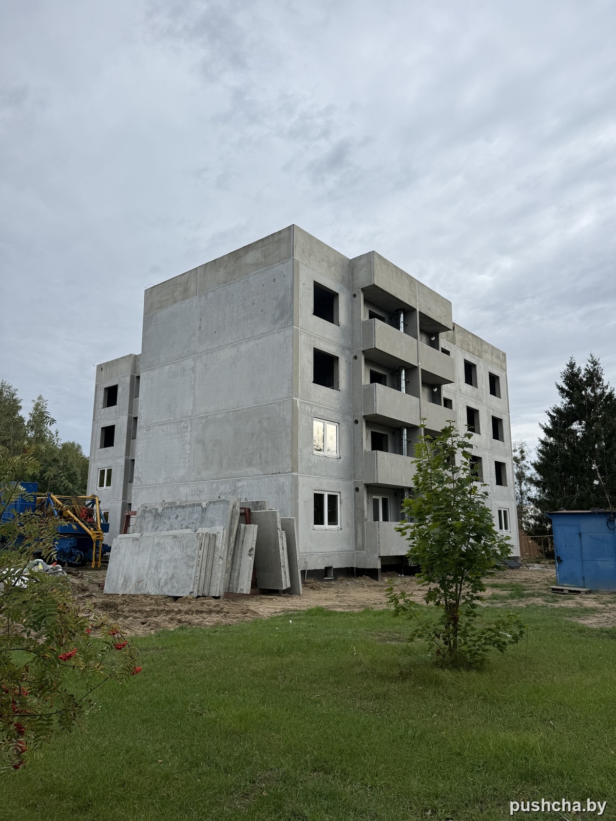 Недостроенный панельный дом: балконы, часть окон установлена