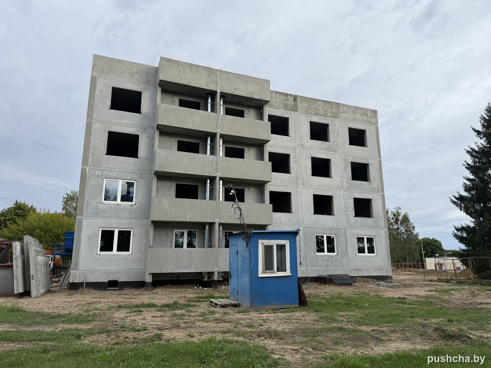 Панельный дом на стройке: панели, балконы, оконные рамы