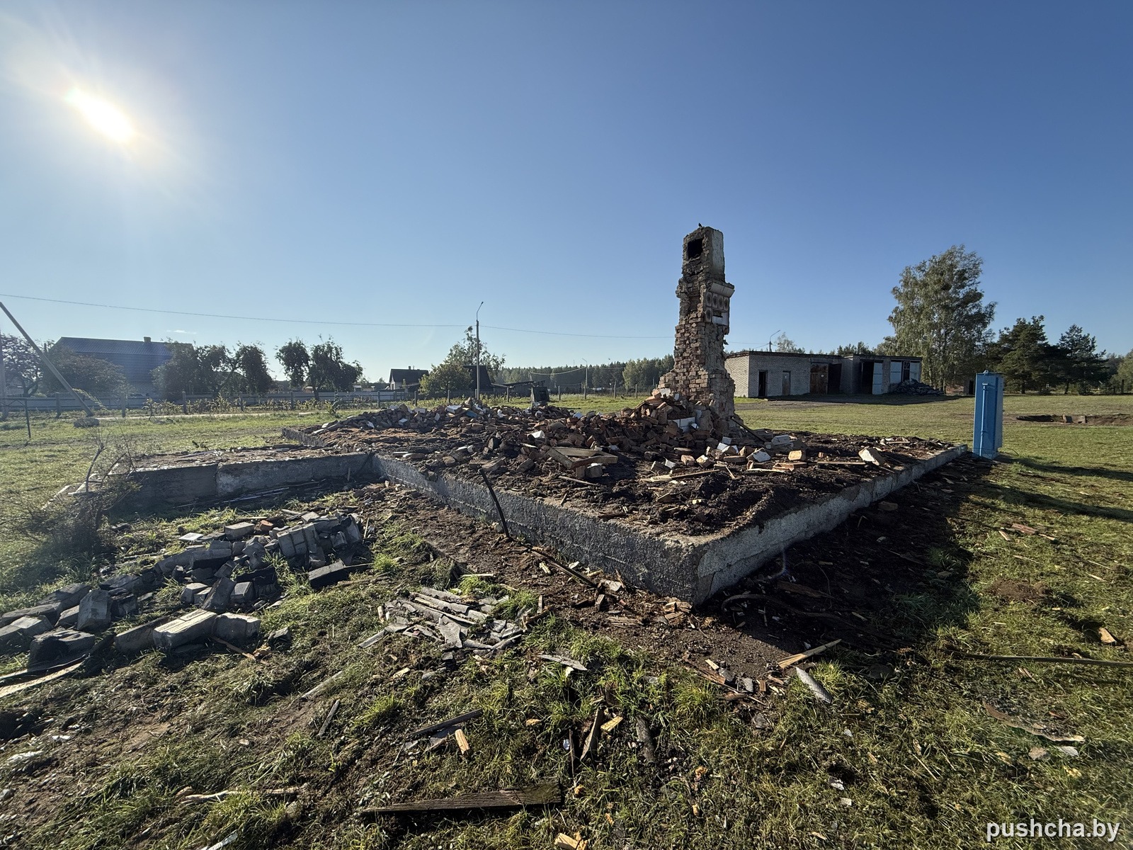 Крупный план сноса: разобранная кирпичная труба и обломки — фото 3 из 6